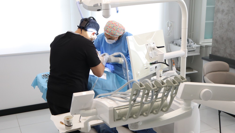 Dental surgeons performing All-on-6 dental implant surgery at DentaTur Clinic in Turkey